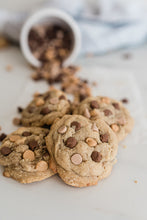 Load image into Gallery viewer, Peanut Butter Cookies with Sea Salt Caramel &amp; Milk Chocolate - Mini Size